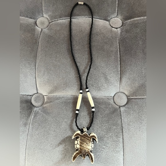 Beaded Turtle Hawaiian necklace - Picture 4 of 4